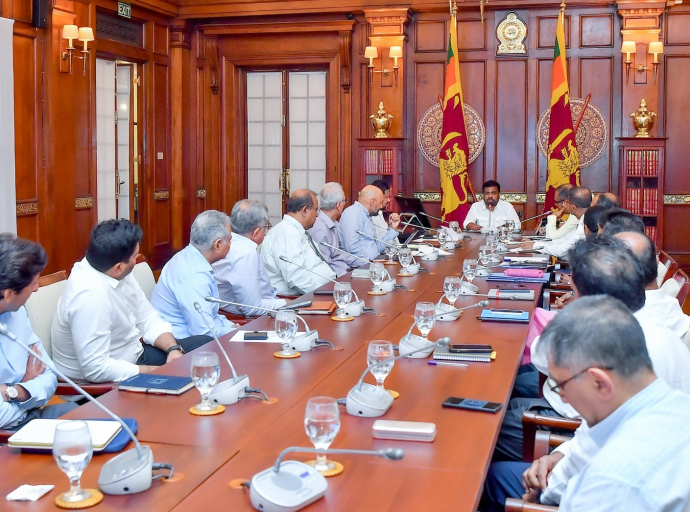 President Chairs Discussion on Providing Swift Solutions to Challenges in Apparel Sector 